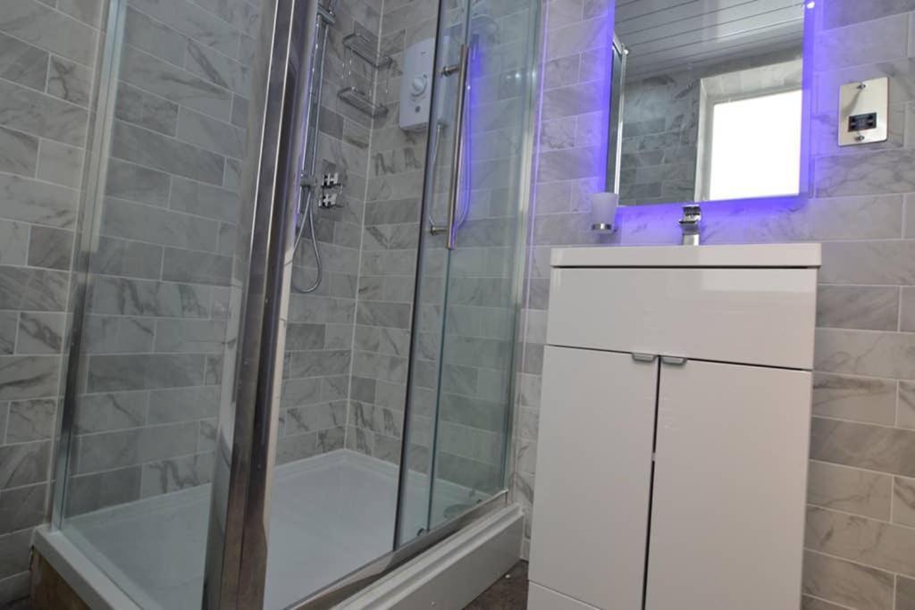 Morden Central Self Contained Flat By Cozynest ريدينج المظهر الخارجي الصورة