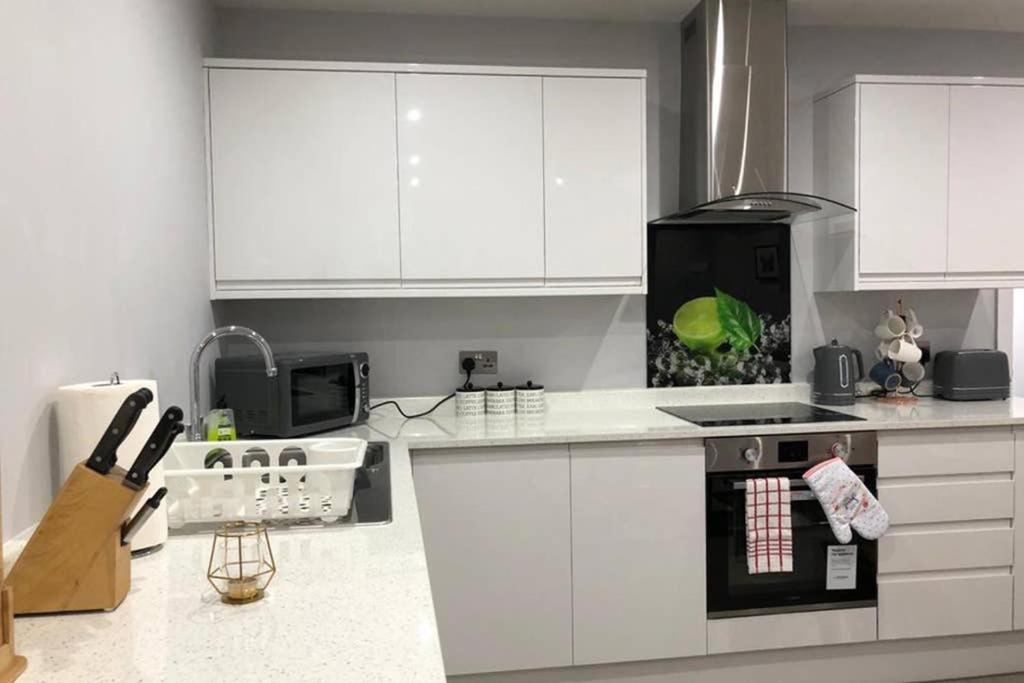 Morden Central Self Contained Flat By Cozynest ريدينج المظهر الخارجي الصورة